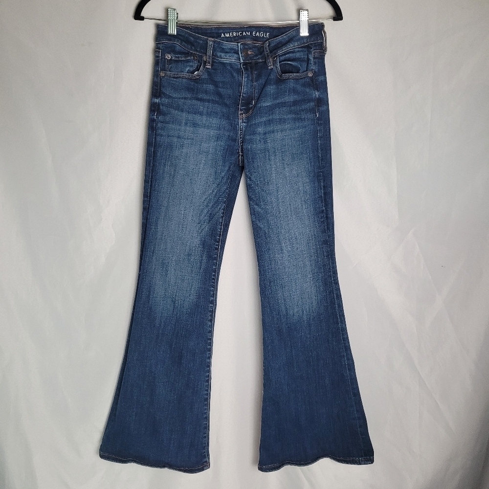 American Eagle Women's Low Rise Flare Medium Wash Jeans Size 4 Short